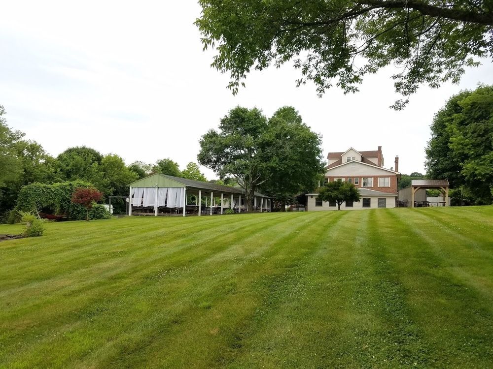 Applewood Apartments and Restaurant: 120 North Rd, Highland, NY 12528